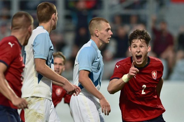 Martin Vitík z ČR se raduje z jediného gólu v kvalifikačním utkání Lvíčat se Slovinskem.