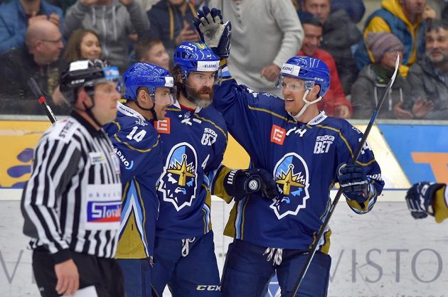 Jaromír Jágr (uprostřed) z Kladna se raduje ze vstřeleného gólu na ledě Chomutova v baráži o hokejovou extraligu. Vlevo je Tomáš Plekanec, vpravo Brandon Nash.