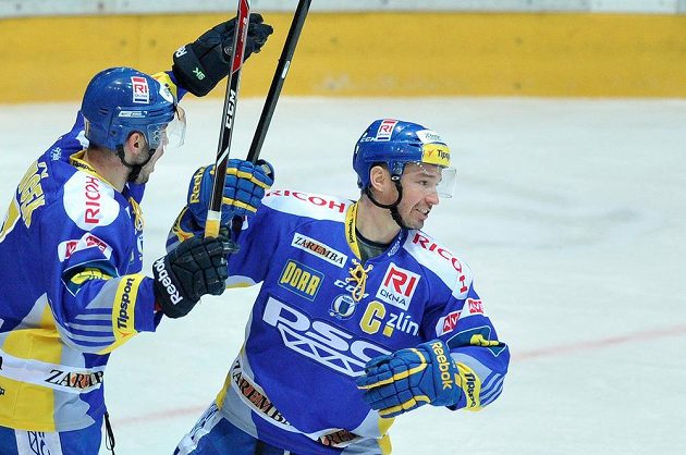 Kapitán Zlína Petr Čajánek (vpravo) a Dalibor Řezníček se radují z gólu na ledě Hradce Králové.