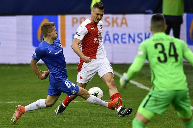 Zleva Michal Sadílek z Liberce, Stanislav Tecl ze Slavie a brankář Liberce Milan Knobloch.