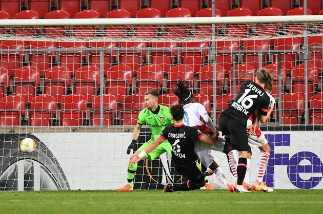 Peter Olayinka (třetí zleva) střílí hlavou vítězný gól Slavie v utkání Evropské ligy proti Leverkusenu.