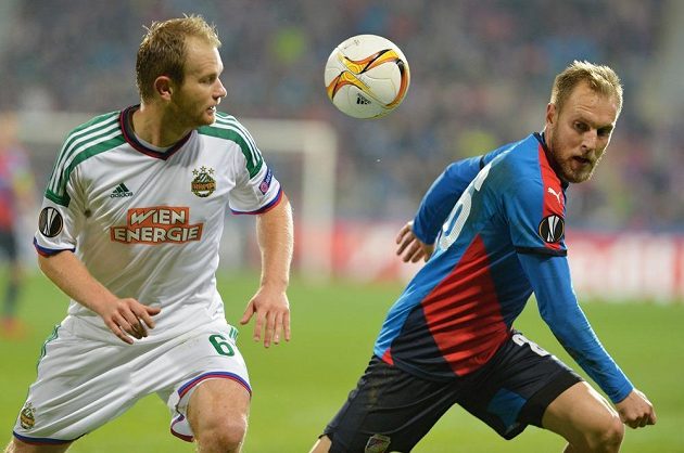 Obránce Rapidu Mario Sonnleitner (vlevo) a plzeňský záložník Daniel Kolář v duelu 4. kola Evropské ligy.