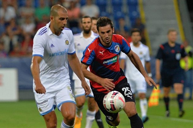 Útočník Plzně Aidin Mahmutovič a Tal Ben Chaim I (vlevo) z Maccabi Tel Aviv.