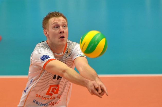 Daan Van Haarlem z Karlových Varů odehrává míč během utkání závěrečného 6. kola skupiny B volejbalové Ligy mistrů s italskou Modenou.