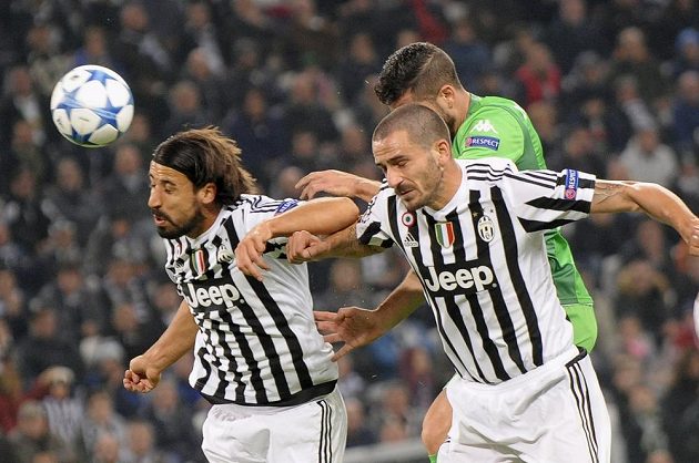Sami Khedira (vlevo) a Leonardo Bonucci v hlavičkovém souboji s Álvarem Dominguezem z Mönchengladbachu.