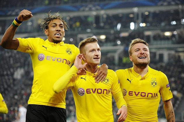 Marco Reus (uprostřed) slaví gól proti Juventusu se spoluhráči Cirem Immobilem (vpravo) a Pierrem-Emerickem Aubameyangem.