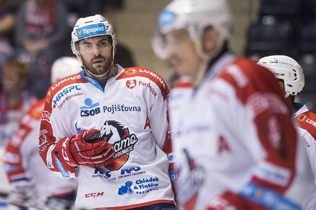 Petr Čáslava z Pardubic během utkání 1. kola baráže o hokejovou extraligu: HC Dynamo Pardubice - Motor České Budějovice, jen zíral, co se děje na ledové ploše.