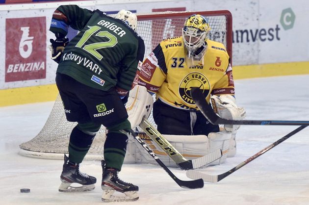 Dávid Gríger z Karlových Varů a brankář Litvínova Jaroslav Janus.