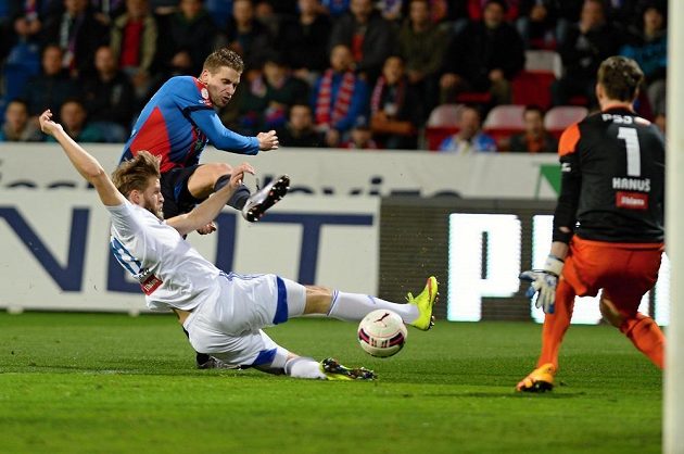Jan Kovařík z Plzně střílí gól, Petr Tlustý ani jihlavský brankář Jan Hanuš už zasáhnout nestačili.