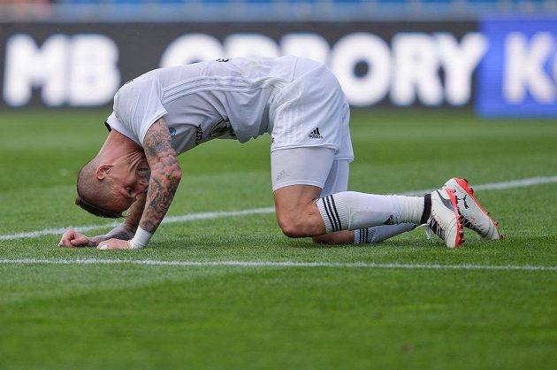 Jiří Fleišman z Boleslavi na kolenou, na hřišti středočeského týmu vedla Sigma Olomouc už v poločase 2:0.