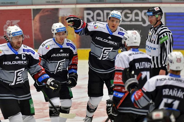 Karlovarská hokejová radost! Z gólu v plzeňské síti se radují zleva Václav Skuhravý, Jan Hladonik, Tomáš Vondráček (střelec gólu) a Michal Plutnar.