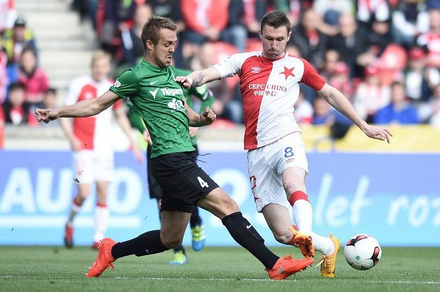 Jablonecký Luděk Pernica (vlevo) a Jaromír Zmrhal ze Slavie v utkání 26. kola.