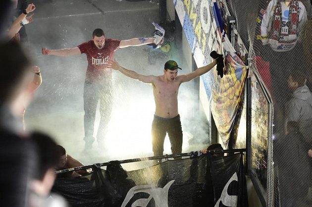 Fanoušci hokejové Komety dostali na pardubickém stadionu ledovou sprchu od hasičů kvůli tomu, že v závěru zápasu použili na stadionu pyrotechniku.