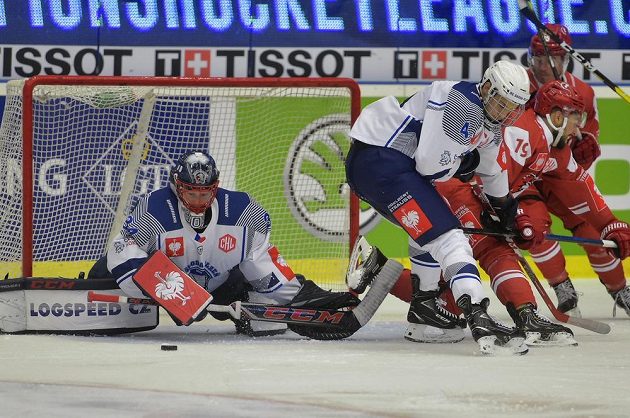 Brankář Plzně Dominik Frodl (vlevo) sleduje puk. Vpravo bojují plzeňský obránce Michal Houdek a Josh Jooris z Lausanne.