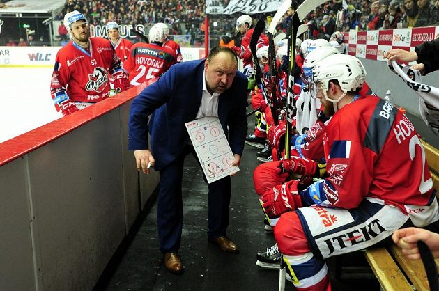 Trenér Pardubic Ladislav Lubina uděluje pokyny hráčům během extraligového utkání.