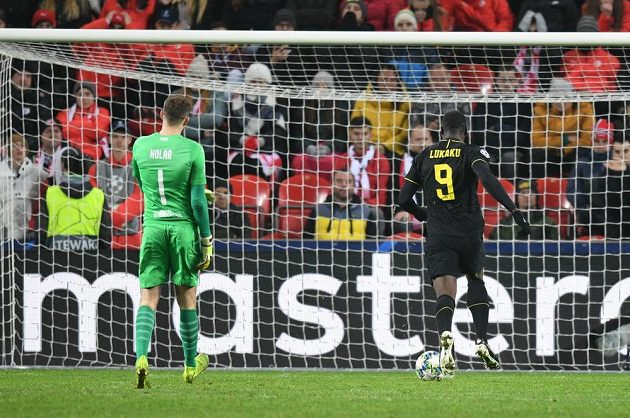 Útočník Interu Milán Romelu Lukaku střílí gól do sítě Slavie v utkání základní skupiny Ligy mistrů. Vše sleduje brankář Ondřej Kolář.