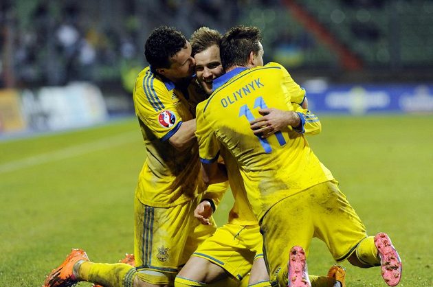 Ukrajinský fotbalista Andrej Jarmolenko (uprostřed) oslavuje se spoluhráči gól proti Lucembursku v kvalifikačním duelu o postup na EURO 2016.