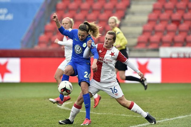 O míč bojují zleva Joelle Wedemeyerová z Wolfsburgu a Tereza Szewieczková ze Slavie.