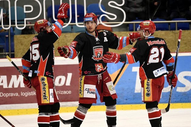 Rudolf Červený, Bedřich Köhler a Petr Koukal z Hradce Králové se radují z branky v extraligovém utkání s Litvínovem.