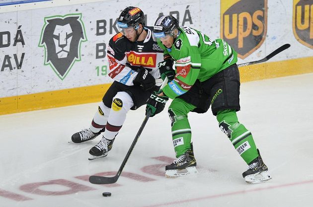 Zleva Matúš Sukeľ ze Sparty a Martin Ševc z Mladé Boleslavi v akci během utkání hokejové extraligy.