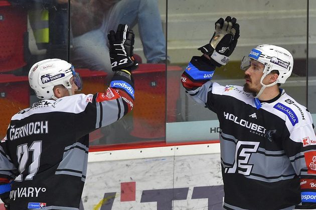 Zleva Jiří Černoch z Karlových Varů a Martin Kohout z Karlových Varů se radují z prvního gólu.