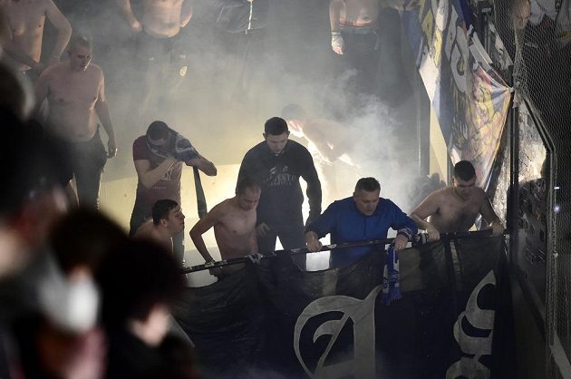 Fanoušci Komety Brno v závěru zápasu hokejové extraligy použili pyrotechniku. Odměna přišla brzy, ledová sprcha od hasičů.