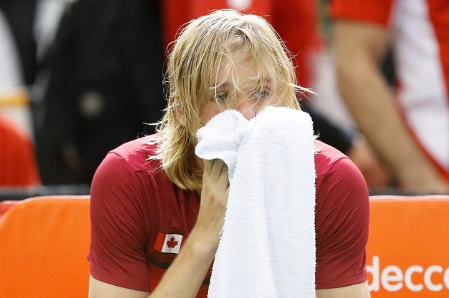 Zdrcený Denis Shapovalov poté, co jeho diskvalifikace rozhodla o prohře kanadských tenistů s Británií.