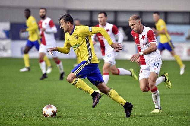 Vukadin Vukadinovič ze Zlína uniká Micku van Burenovi ze Slavie v utkání první ligy.