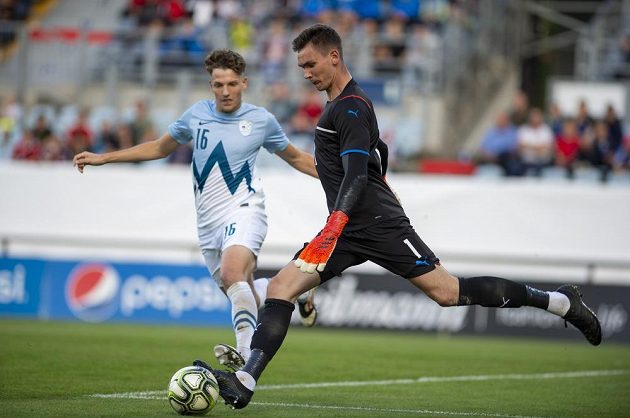 Zleva Kai Cipot ze Slovinska a brankář Matěj Kovář z ČR během utkání skupiny G kvalifikace na ME 2023 fotbalistů do 21 let.