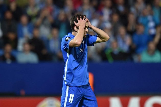 David Hovorka ze Slovanu Liberec reaguje na to, že sudí nařídil penaltu ve prospěch PAOK Soluň.