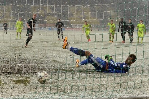 Jiří Januška (třetí zleva) z Příbrami dává gól z penalty, v popředí je brankář Moskvy Ilja Pomazun.