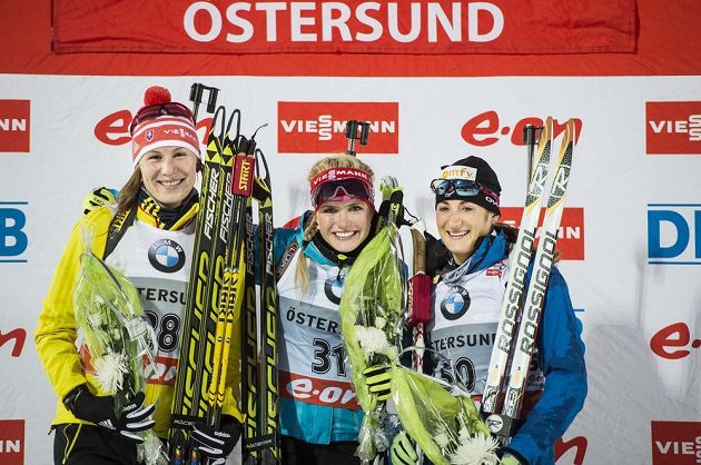 Medailistky ze závodu na 15 kilometrů. Zlatá Gabriela Soukalová (uprostřed), stříbrná Slovenka Anastasia Kuzminová (vlevo) a bronzová Marie Laureová Brunetová z Francie.