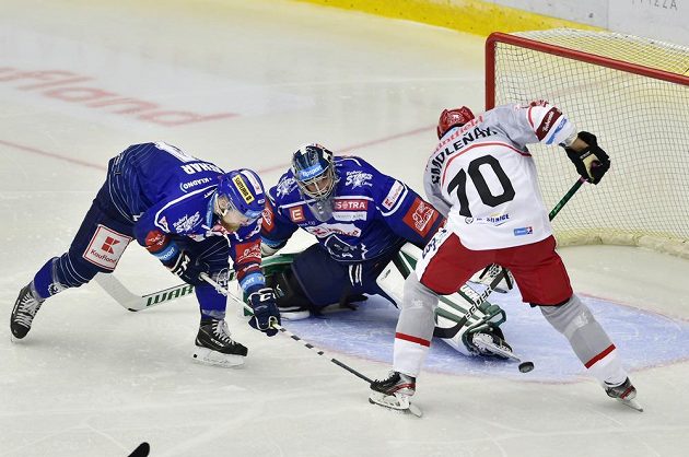 Zleva Martin Kehar z Kladna, brankář Kladna Landon Bow a Radek Smoleňák z Hradce Králové.
