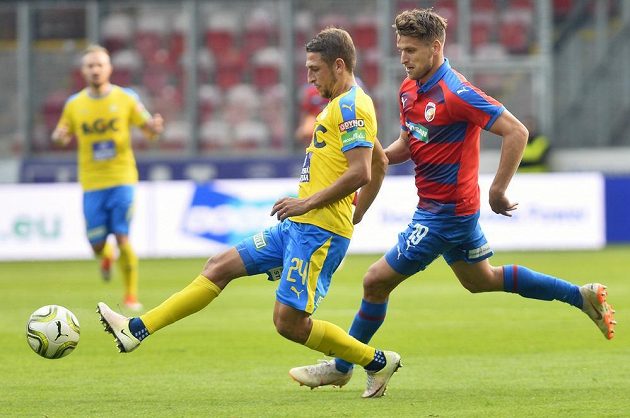 Jan Kovařík z Plzně (vpravo) a Jan Krob z Teplic v akci během utkání 11. kola první fotbalové ligy.