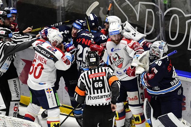 Mela v Pardubicích. Zleva Tomáš Rolinek z Pardubic, Ladislav Šmíd z Liberce, Petr Jelínek z Liberce, Martin Látal z Pardubic, Rhett Holland z Pardubic a brankář Liberce Dominik Hrachovina v hromadné potyčce.
