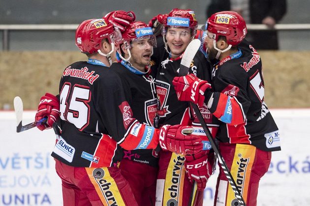 Hokejisté Filip Pavlík, Petr Koukal, Rudolf Červený a Dominik Graňák z Hradce Králové se radují z gólu v duelu s Mladou Boleslaví.