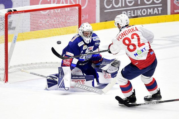 Zleva brankář Brna Lukáš Klimeš a Michal Vondrka z Pardubic během utkání hokejového Poháru Generali České pojišťovny.