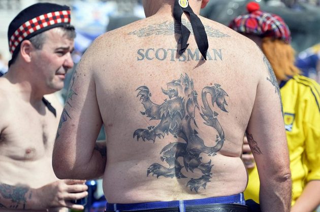 Skotští fanoušci na londýnském náměstí Trafalgar Square před zápasem s Anglií.