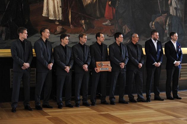 Zleva Tomáš Vaclík, Ondřej Švejdík, Lukáš Vácha, Vlastimil Vidlička, Marek Matějovský, trenér Vítězslav Lavička, Jakub Otava a Dušan Svoboda v Brožíkově síni na Staroměstské radnici.