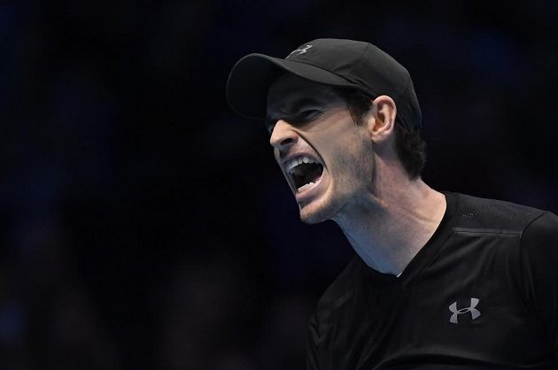 Britský tenista Andy Murray reaguje na jednu z výměn ve finále Turnaje mistrů s Novakem Djokovičem.