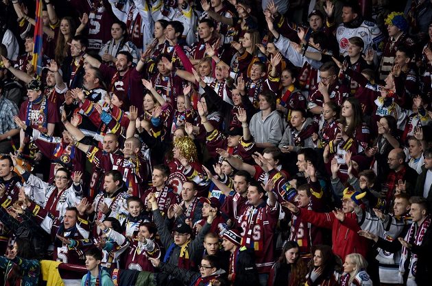 Fanoušci Sparty Praha během čtvrtého semifinálového střetnutí play off extraligy s Třincem.