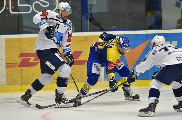 Michal Moravčík z Plzně, Michal Popelka ze Zlína a Milan Gulaš z Plzně v souboji o puk během extraligového utkání.