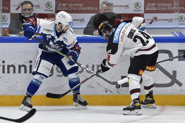 Extraligový šlágr: Kometa - Sparta. Zleva v akci Jan Mlčák z Brna a Matúš Sukeľ ze Sparty.
