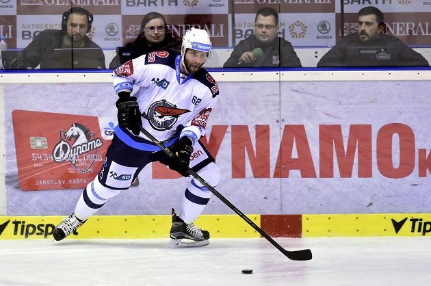 Chomutovský útočník Vladimír Růžička během utkání v Pardubicích ve 3. kole extraligy.
