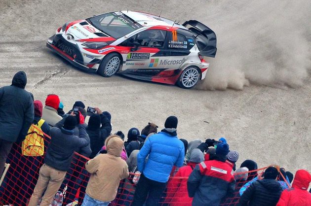 Juho Hänninen s Toyotou Yaris WRC na trati jedné z rychlostních zkoušek Rallye Monte Carlo.
