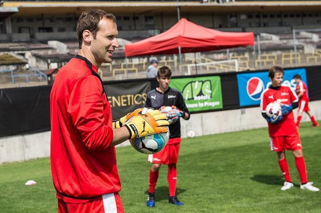 Brankář Petr Čech během tradiční fotbalové školy Petra Čecha na pražském Strahově.