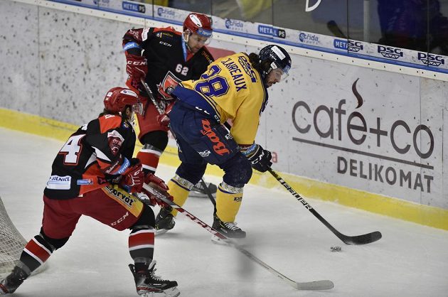 Kevin Klima z Hradce Králové, Radek Pilař z Hradce Králové a Valentin Claireaux ze Zlína v akci během extraligového utkání.