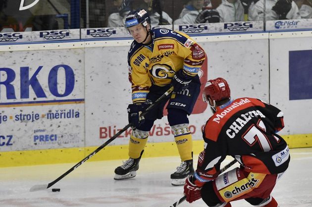 Lukáš Buchta ze Zlína a Matěj Chalupa z Mountfieldu v akci během utkání hokejové extraligy.