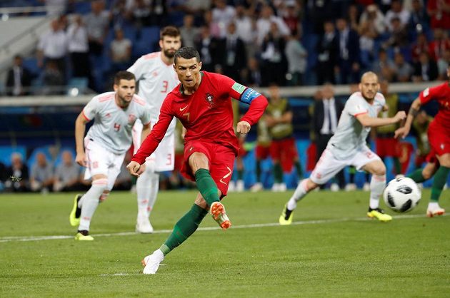 Portugalec Cristiano Ronaldo proměňuje penaltu v duelu se Španělskem v utkání MS.