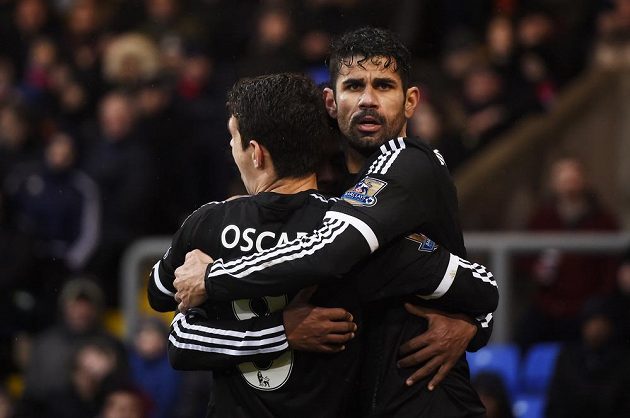 Willian (skrytý), Diego Costa a Oscar se radují, Chelsea v tu chvíli vedla už 2:0 nad týmem Crystal Palace.